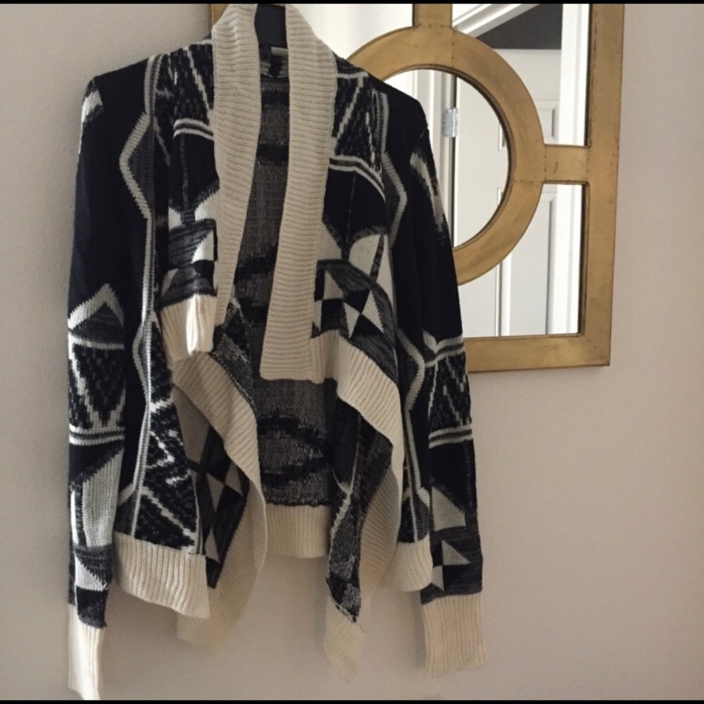 🍃 Black + Cream Tribal Sweater 🍃